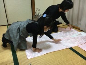 名古屋市緑区・名東区藤が丘の着付け教室【ふぇりちた】の子どもと一緒の着付けレッスン風景